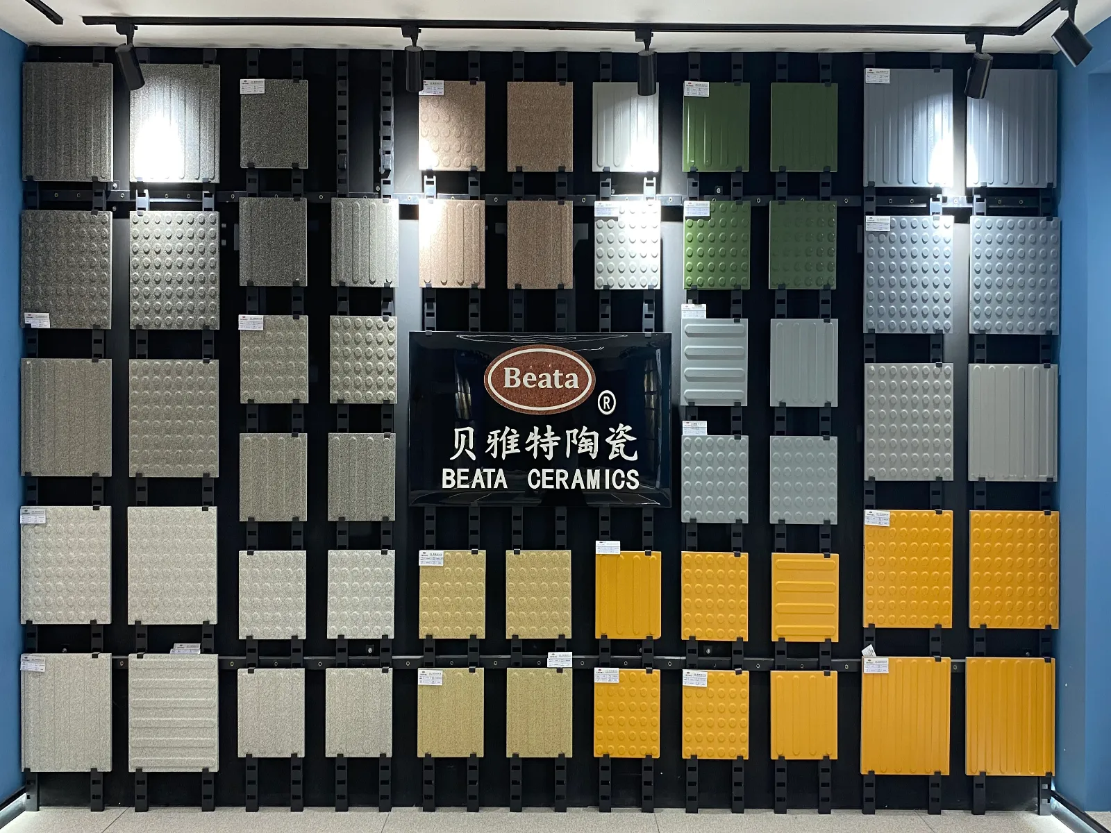 Làm thế nào để xác định gạch lát đường có xúc giác chất lượng cao dành cho người đi bộ khiếm thị?
